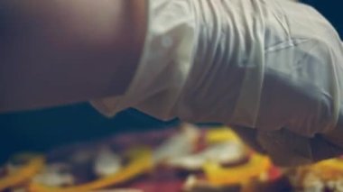 Kırmızı pizza hamurunun üzerine sarı biberi yerleştir. 4k video tarifi.