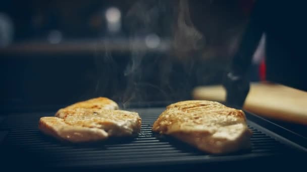 맛있고 스테이크가 요리되고 있습니다 가슴살 요리해 로스터 닭고기 충전재 로즈마리 — 비디오