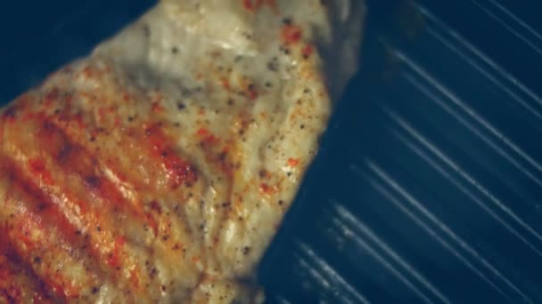 Leckere Saftige Fleischsteaks Auf Dem Grill Frische Hühnerbrust Grillen Hühnerfilet — Stockvideo