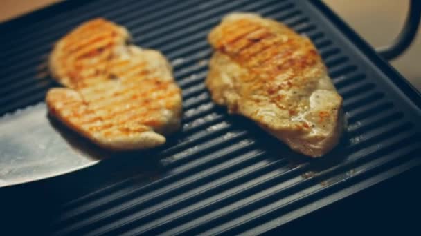 맛있고 스테이크가 요리되고 있습니다 가슴살 요리해 로스터 닭고기 충전재 로즈마리 — 비디오