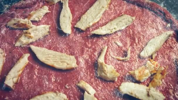 Disporre Pollo Sopra Impasto Della Pizza Rossa Ricetta Video — Video Stock