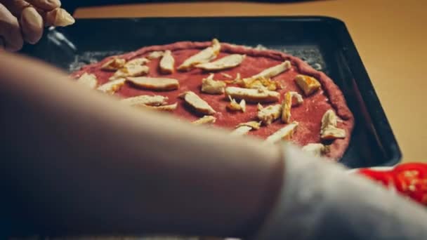 Das Huhn Über Dem Roten Pizzateig Anrichten Video Rezept — Stockvideo