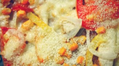 Yeni anneler için Lezzetli Kırmızı Pizza. 4k video tarifi.