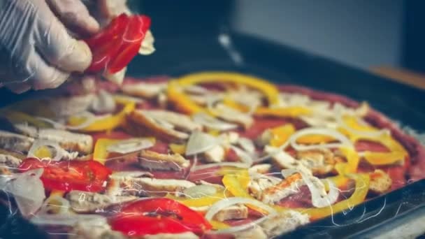 Kırmızı Pizza Hamurunun Üzerine Sarı Biberi Yerleştir Video Tarifi — Stok video
