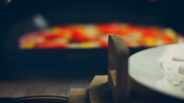 Τακτοποιήστε Κίτρινο Πιπέρι Πάνω Από Την Κόκκινη Πίτσα Ζύμη Συνταγή — Αρχείο Βίντεο