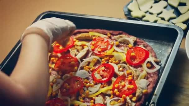 Организуйте Желтый Перец Над Тестом Красной Пиццы Видео Рецепт — стоковое видео