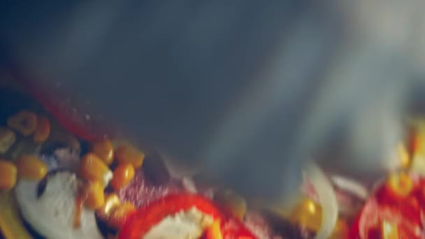 Τακτοποιήστε Κίτρινο Πιπέρι Πάνω Από Την Κόκκινη Πίτσα Ζύμη Συνταγή — Αρχείο Βίντεο