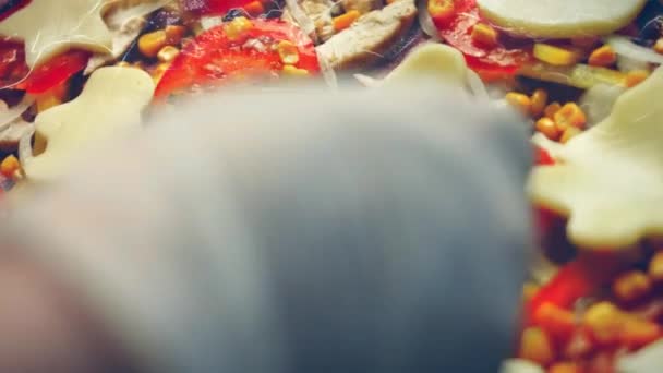Организуйте Желтый Перец Над Тестом Красной Пиццы Видео Рецепт — стоковое видео