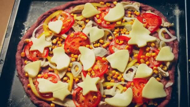 Coloca Pimiento Amarillo Sobre Masa Pizza Roja Video Receta — Vídeo de stock