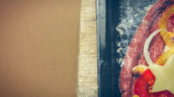 Ułóż Żółty Pieprz Nad Czerwonym Ciastem Pizzy Przepis Wideo — Wideo stockowe