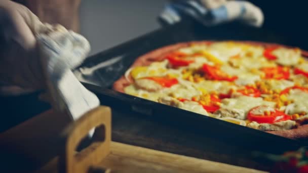 Leg Gele Peper Het Rode Pizzadeeg Video Recept — Stockvideo