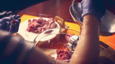 Bifteği kıyma makinesine koydum. Falscher Hase tarifi. 4k video tarifi.