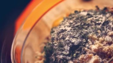 Tüm malzemeleri eldivenlerle elle karıştır. Falscher Hase tarifi. 4k video tarifi.