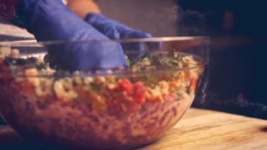 Tüm malzemeleri eldivenlerle elle karıştır. Falscher Hase tarifi. 4k video tarifi.