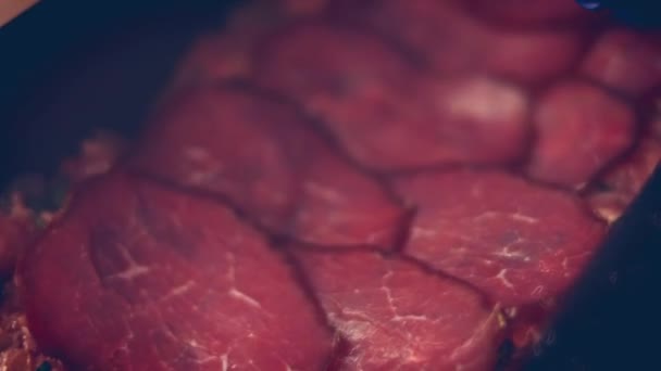 Τακτοποιήστε Παστουρμά Βοδινού Πάνω Από Γέμιση Κρέατος Συνταγή Του Falscher — Αρχείο Βίντεο