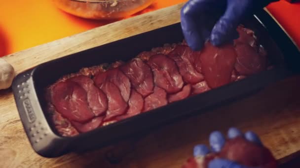 Die Rinderpastrami Über Der Fleischfüllung Anrichten Falscher Hase Video Rezept — Stockvideo