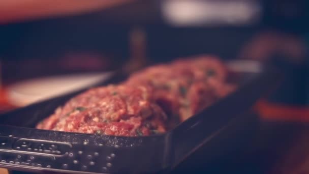 Добавьте Мясо Поверх Варёных Яиц Фальшер Хейз Рецепт Фальшера Хазе — стоковое видео