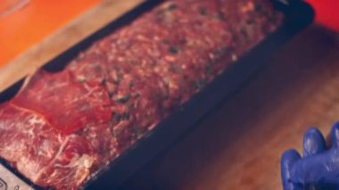 Et dolması üzerine sığır pastırması ayarla. Falscher Hase tarifi. 4k video tarifi.