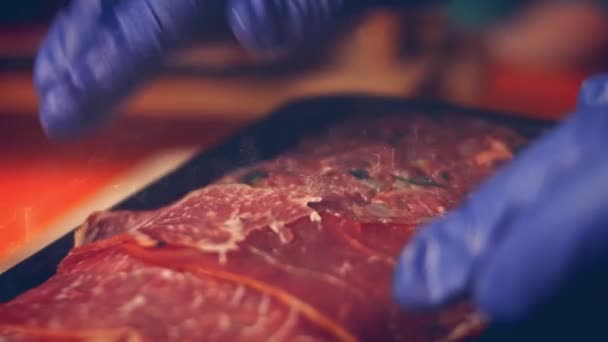 把牛肉条放在肉填充物上 Falscher Hase配方 4K视频配方 — 图库视频影像