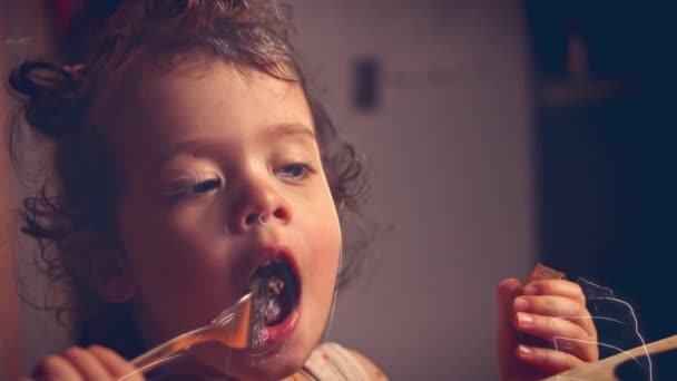 这个女孩服食能给人带来蒸汽的犹太火腿 她很高兴 Falscher Hase配方 4K视频配方 — 图库视频影像