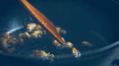 İyi bir kabuk için eti kızart. 4k video.