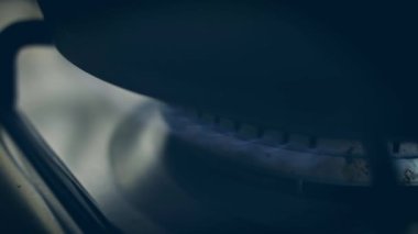 İyi bir kabuk için eti kızart. 4k video.