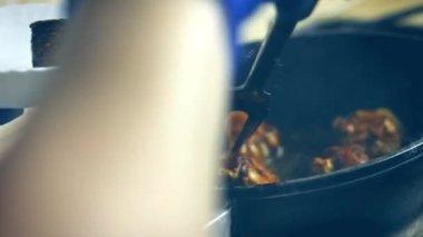 İyi bir kabuk için eti kızart. 4k video.