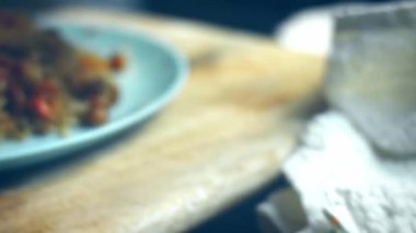 Özbek pilavını tabağa koydum. 4k 'lık güzel bir video çiz.