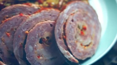 Özbek pilavını tabağa koydum. Bıldırcın yumurtalarıyla güzelce süsleyin. 4k video.