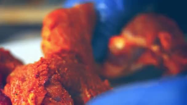 我在牛肉和鸭肉里加香料 4K视频 — 图库视频影像
