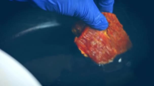 良い地殻のために肉を揚げます 4Kビデオ — ストック動画