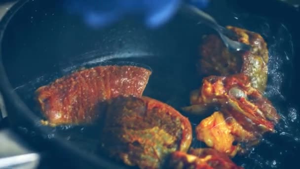 把肉煎一下 做成一个好的壳 4K视频 — 图库视频影像