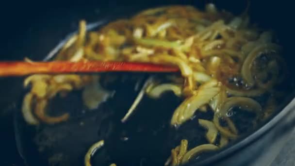 油で細かく刻んだ玉ねぎを炒める 4Kビデオ — ストック動画