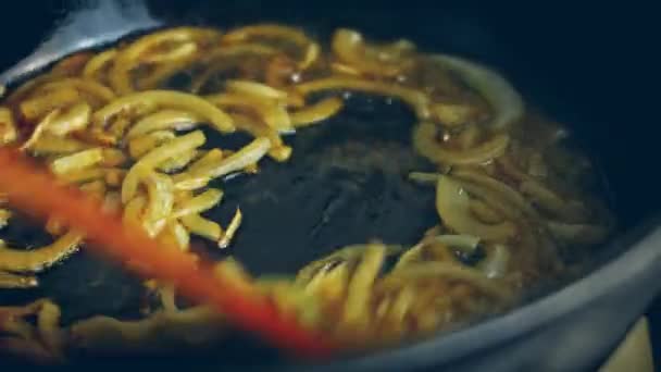 油で細かく刻んだ玉ねぎを炒める 4Kビデオ — ストック動画
