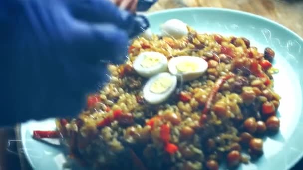 Έβαλα Ούζμπεκ Πιλάφι Στο Πιάτο Διακοσμήστε Όμορφα Αυγά Ορτυκιού Βίντεο — Αρχείο Βίντεο