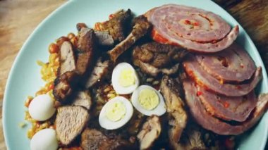 Özbek pilavını tabağa koydum. Bıldırcın yumurtalarıyla güzelce süsleyin. 4k video.