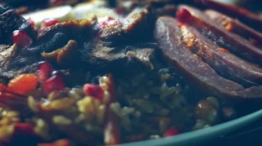 Özbek Mutfağı Ruhlu Düğün Pilaf 'ı tat. Yumurta ve sosisle çok güzel dekore edilmiş. 4k video.