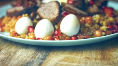 Özbek Mutfağı Ruhlu Düğün Pilaf 'ı tat. Yumurta ve sosisle çok güzel dekore edilmiş. 4k video.
