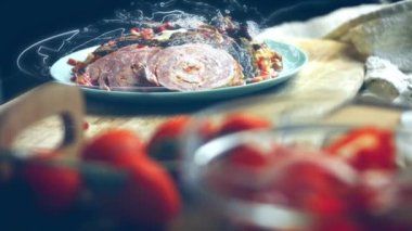 Özbek Mutfağı Ruhlu Düğün Pilaf 'ı tat. Yumurta ve sosisle çok güzel dekore edilmiş. 4k video.