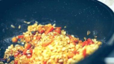 Özbek Mutfağı Ruhlu Düğün Pilaf 'ı tat. Yumurta ve sosisle çok güzel dekore edilmiş. 4k video.