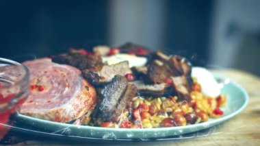 Özbek Mutfağı Ruhlu Düğün Pilaf 'ı tat. Yumurta ve sosisle çok güzel dekore edilmiş. 4k video.