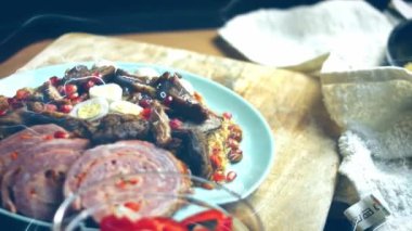 Özbek Mutfağı Ruhlu Düğün Pilaf 'ı tat. Yumurta ve sosisle çok güzel dekore edilmiş. 4k video.