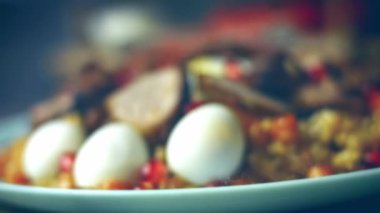 Özbek Mutfağı Ruhlu Düğün Pilaf 'ı tat. Yumurta ve sosisle çok güzel dekore edilmiş. 4k video.
