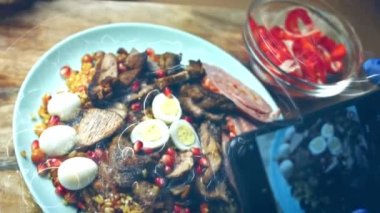 Özbek Mutfağı Ruhlu Düğün Pilaf 'ı tat. Yumurta ve sosisle çok güzel dekore edilmiş. 4k video.