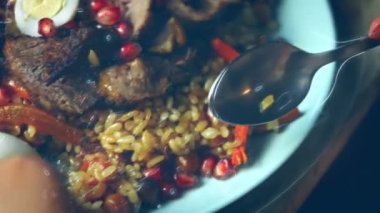 Kız Özbek düğün pastasını tadıyor. 4k video.