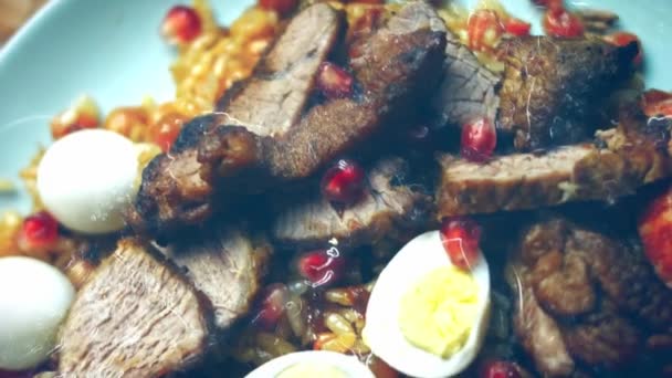 우즈베키스탄에서 맛있는 요리중 소시지로 아름답게 장식되어 비디오 — 비디오