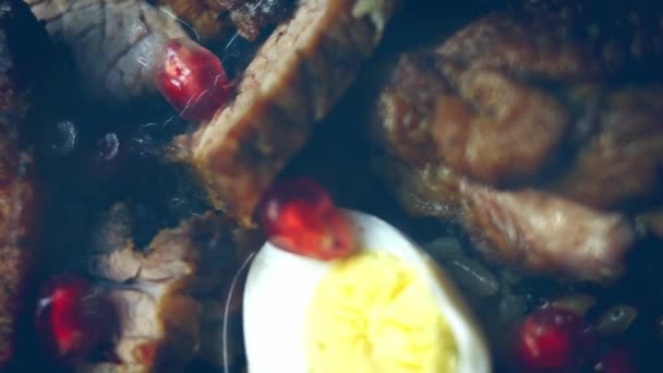 Ochutnejte Uzbeckou Kuchyni Duševní Svatební Pilaf Krásně Zdoben Vejci Klobásou — Stock video