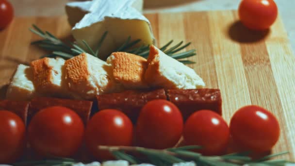 Plat Leggen Van Kaas Tomaten Stukjes Kaas Tomaten Rozmarin Vorm — Stockvideo
