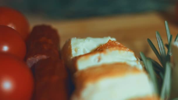 Επίπεδη Στρώση Τυριού Και Ντομάτας Κομμάτια Τυριού Ντομάτας Και Ροζμαρίνης — Αρχείο Βίντεο