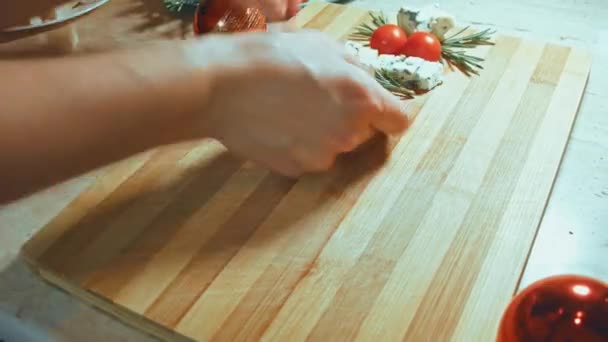扁平的奶酪和西红柿 一片片的奶酪 西红柿和迷迭香排成了圣诞树的形状 圣诞节的食物 慢动作 — 图库视频影像